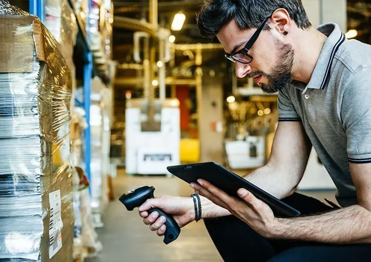 Technicien scannant un code dans un entrepôt