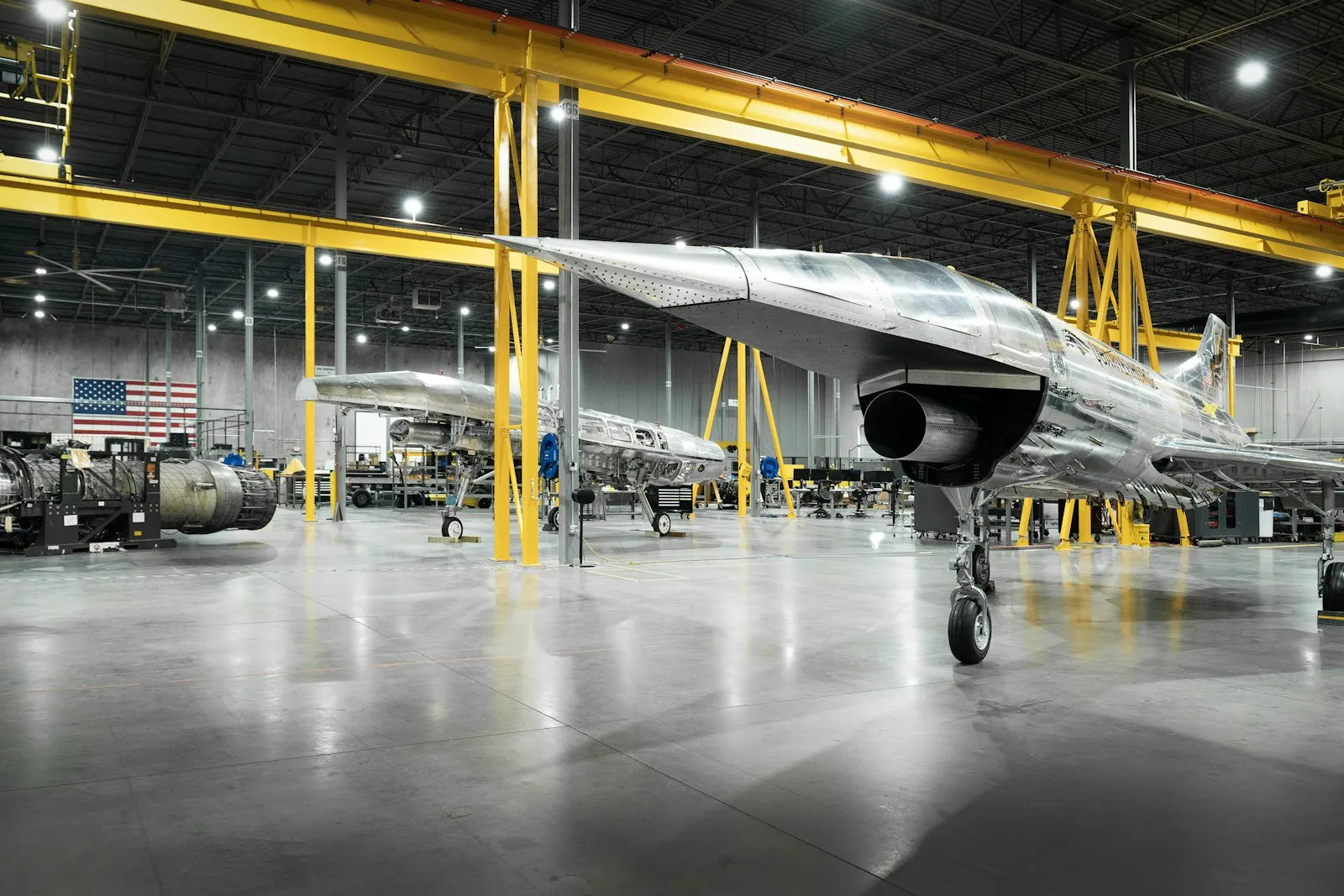 Avion dans un hall d’assemblage aéronautique