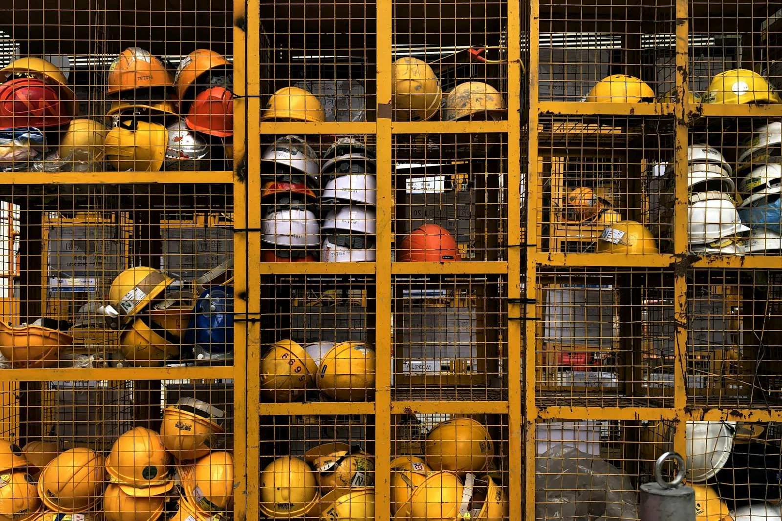 Casques de sécurité rangés à l’entrée d’un atelier