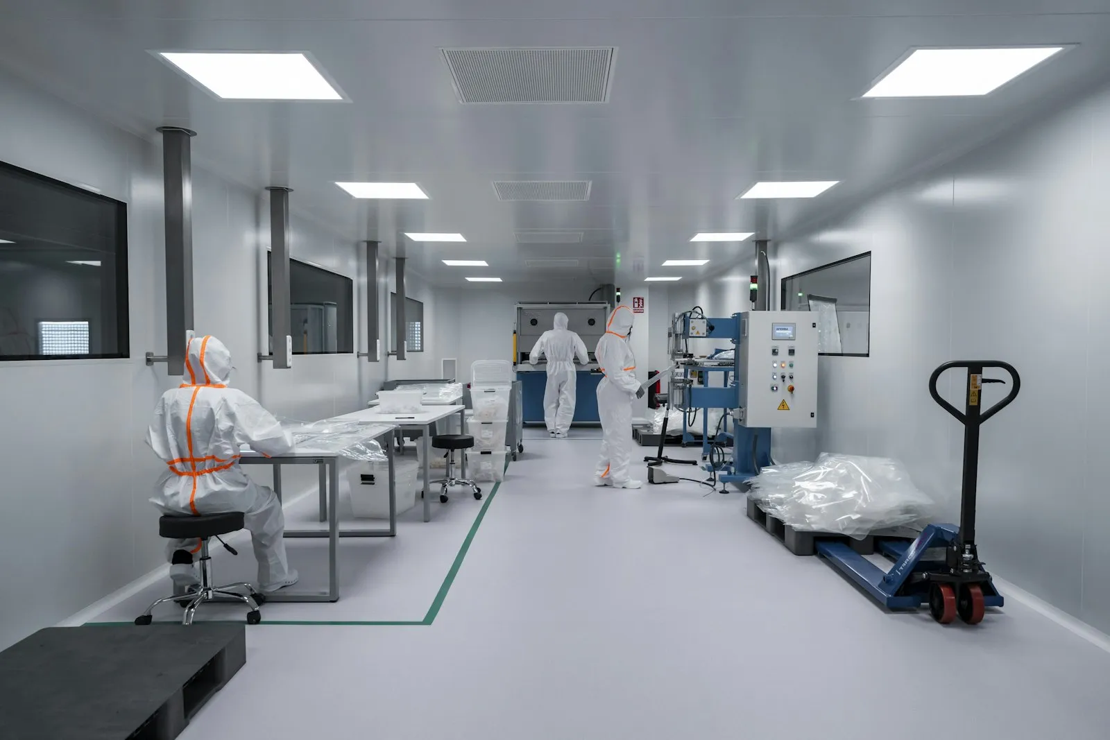 Opérateurs en tenue dans une salle blanche de production
