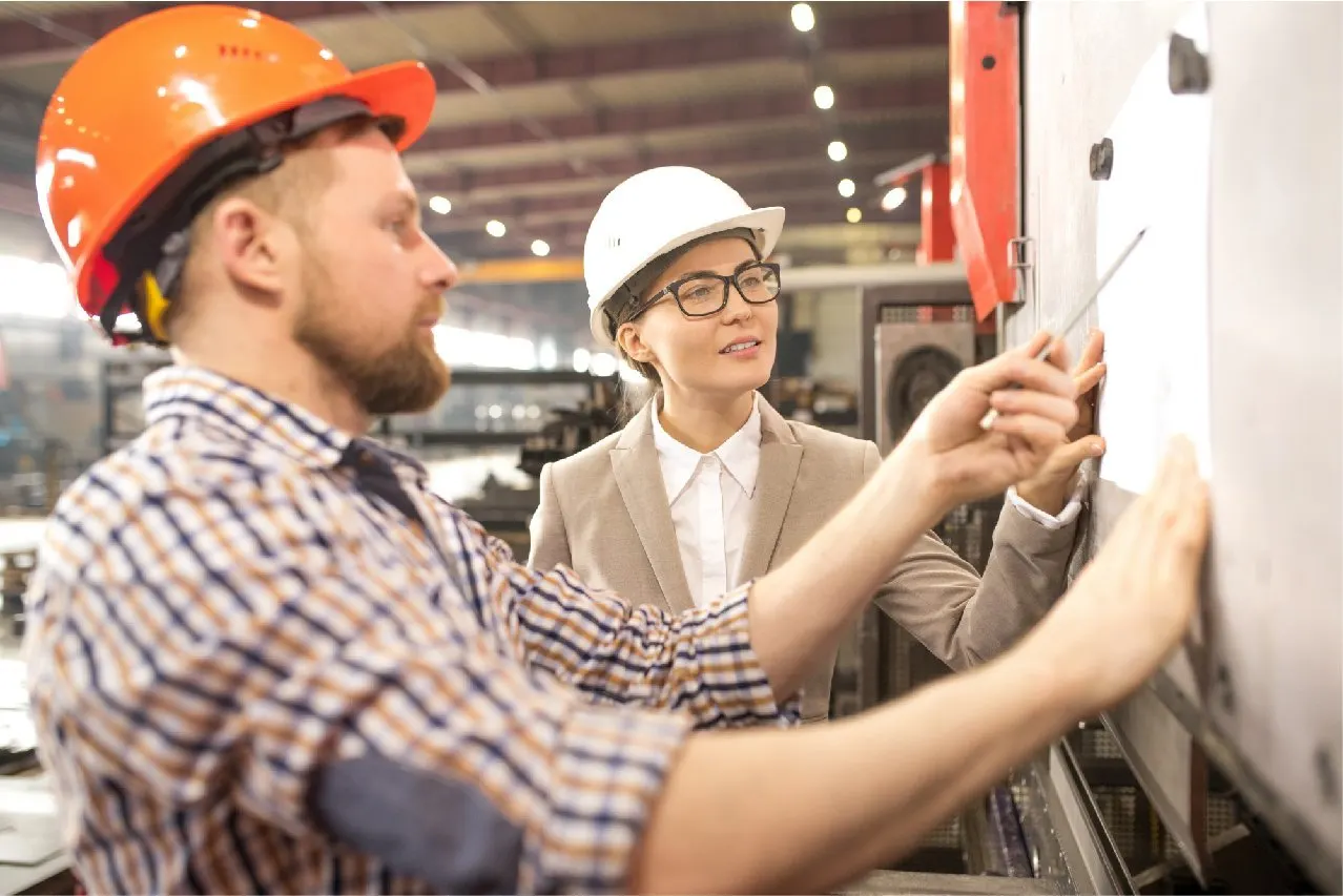 Deux techniciens devant une machine de production