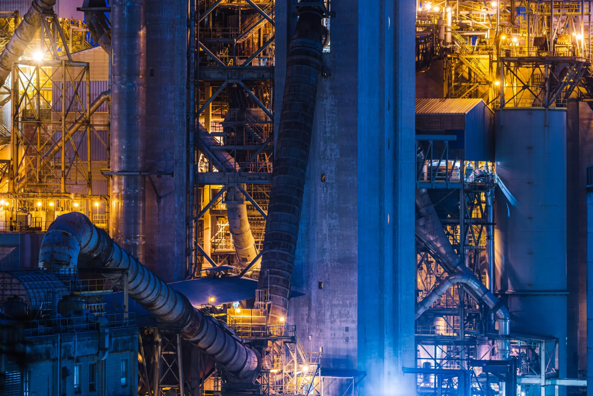 Site industriel éclairé de nuit
